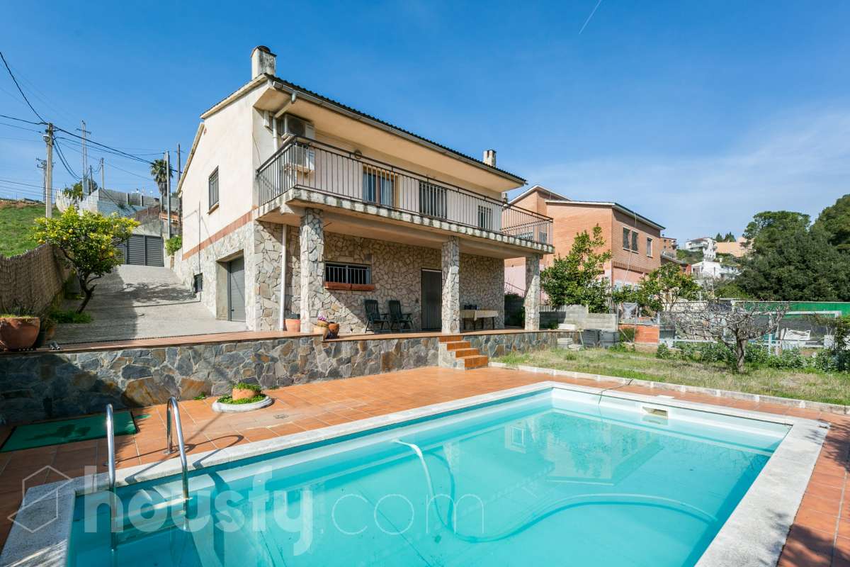 Casa en venta en Carrer Alva Myrdal,  Rubí-0