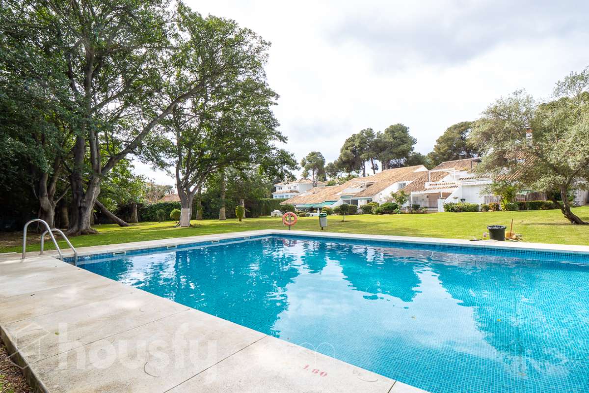 Piso en venta en Calle los Jazmines, Nueva Andalucía, Marbella-0