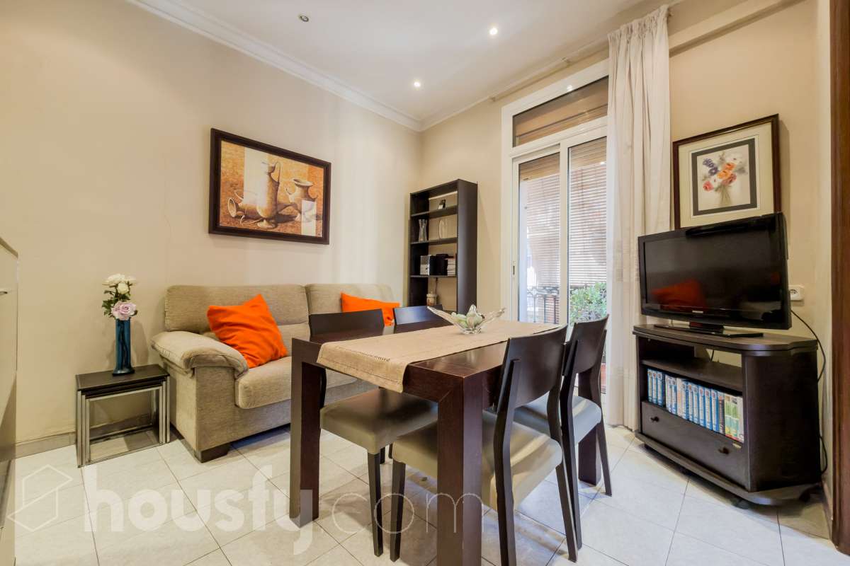 Piso en venta en C/ TAPIOLES, Sants-Montjuïc, Barcelona-1