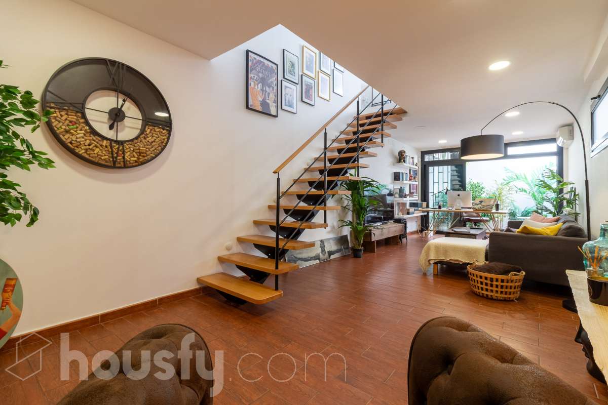 Piso en venta en CL TAPIOLES, Sants-Montjuïc, Barcelona-0