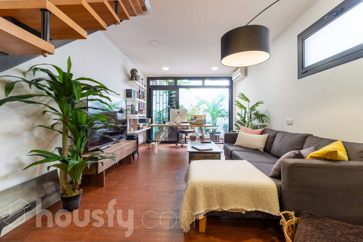 Piso en venta en CL TAPIOLES, Sants-Montjuïc, Barcelona-1