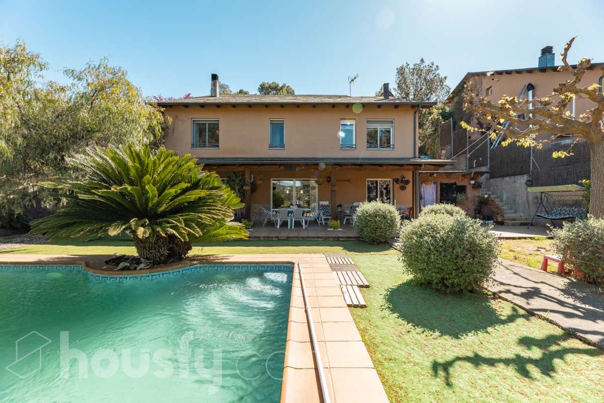 Casa en venta en Carrer Venècia,  Vallirana-0