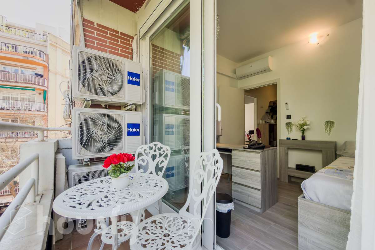 Piso en venta en CARRER DE SANT FRUCTOS, Sants-Montjuïc, Barcelona-0