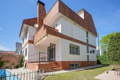 Casa en venta en Avenida de la Victoria, El Plantío, Madrid-0