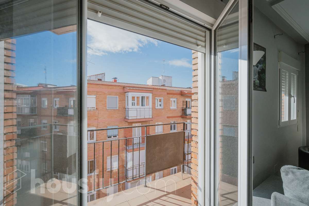 Piso en venta en Calle CALDERON DE LA BARCA,  Valladolid-0