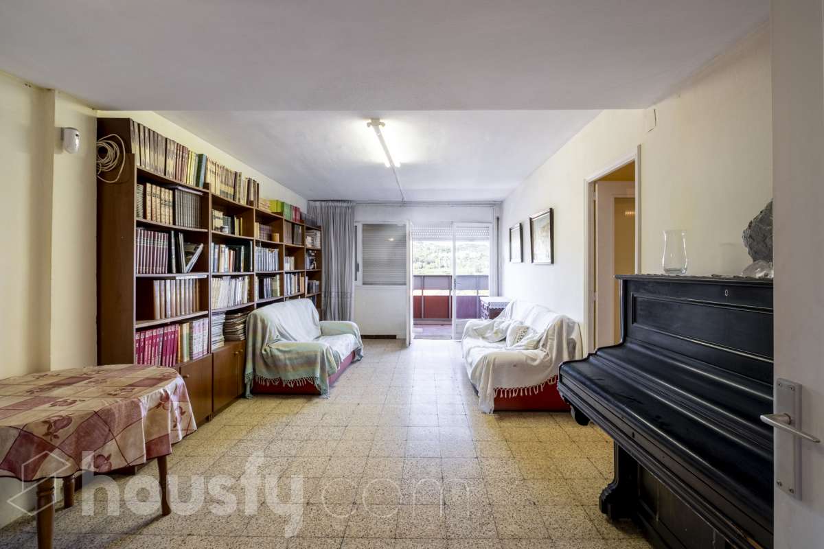 Piso en venta en Calle Montblanc, Sud, Terrassa-0