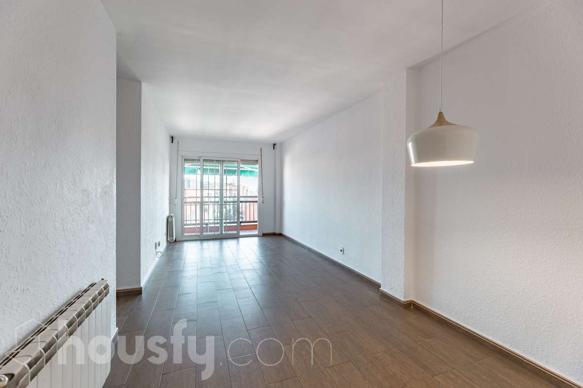 Piso en venta en Calle Primer de maig,  Rubí-0