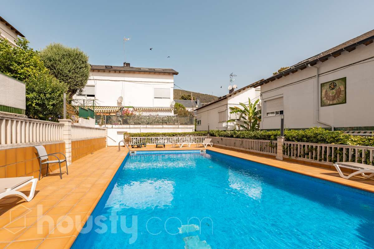 Casa en venta en Avenida 315,  Castelldefels-0