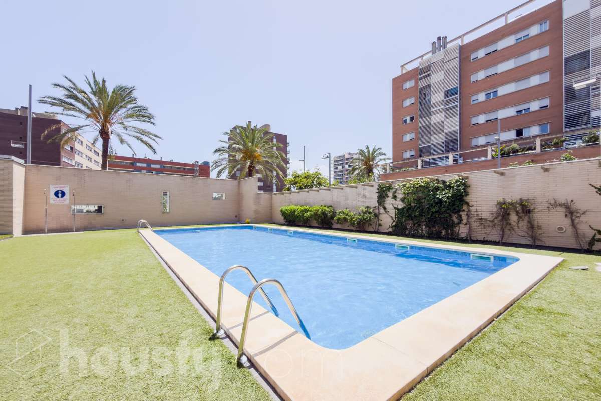 Piso en venta en Calle Tresmall,  Badalona-0