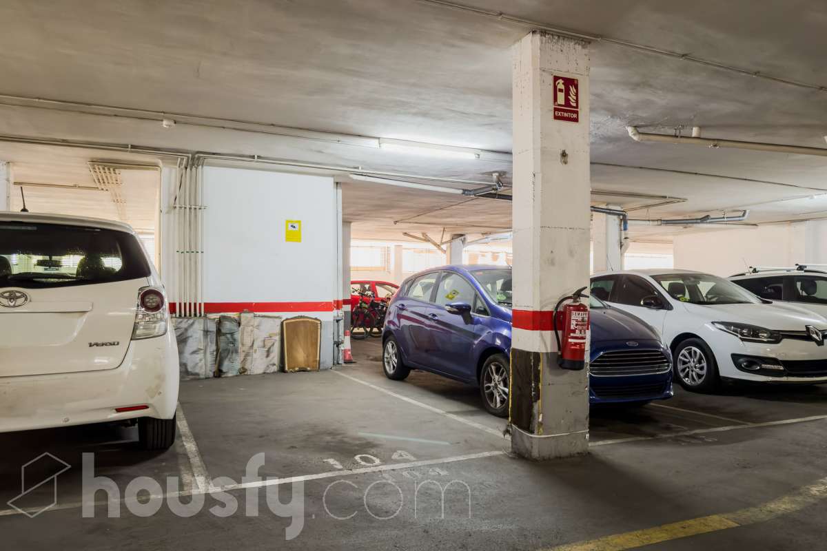 Garaje en venta en Carrer Mare de Déu dels Desemparats,  L'Hospitalet de Llobregat-1