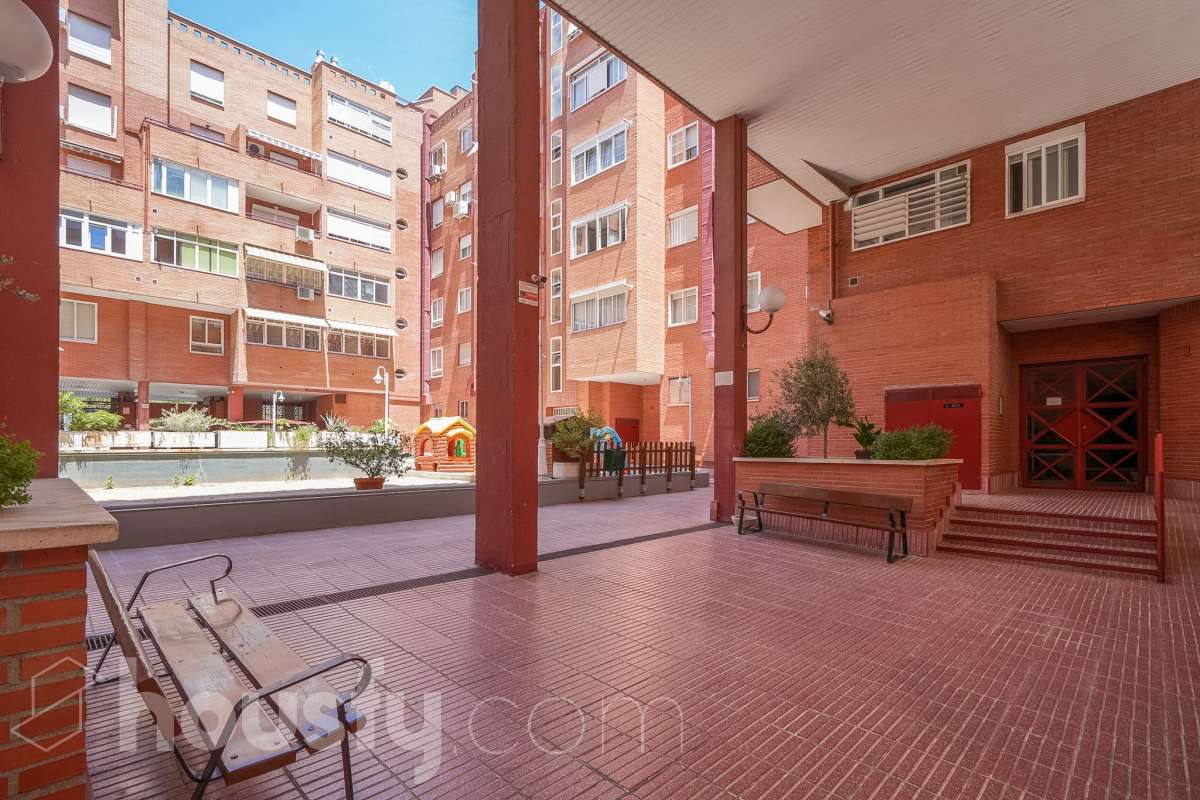 Piso en venta en Calle Cesar Pastor Llopis, Villa de Vallecas, Madrid-1
