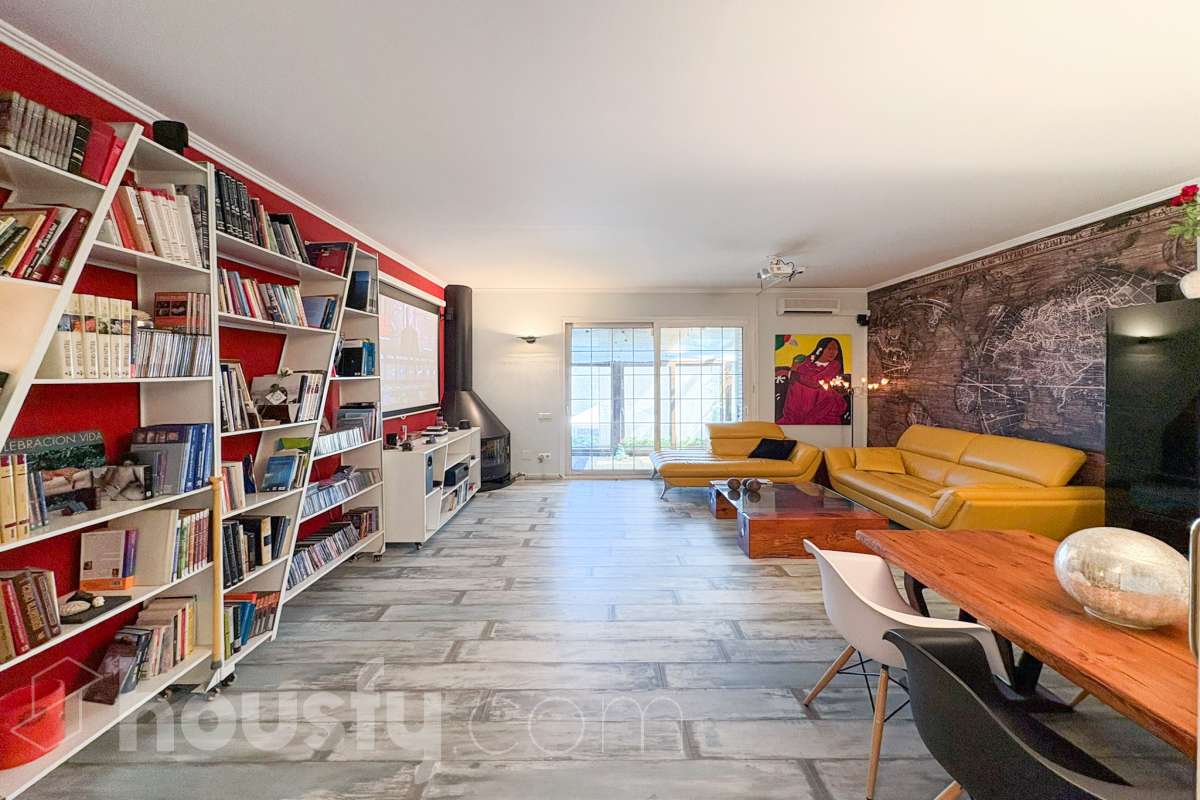 Casa en venta en Calle Estudi general de girona,  Girona-0