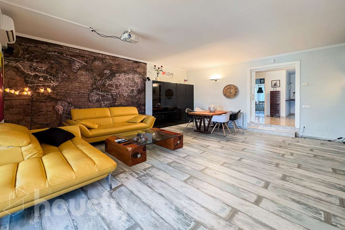 Casa en venta en Calle Estudi general de girona,  Girona-2