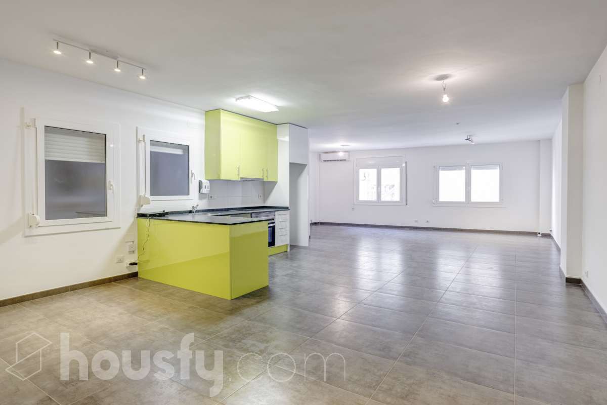 Piso en venta en Carrer de la Marina, Sant Martí, Barcelona-1