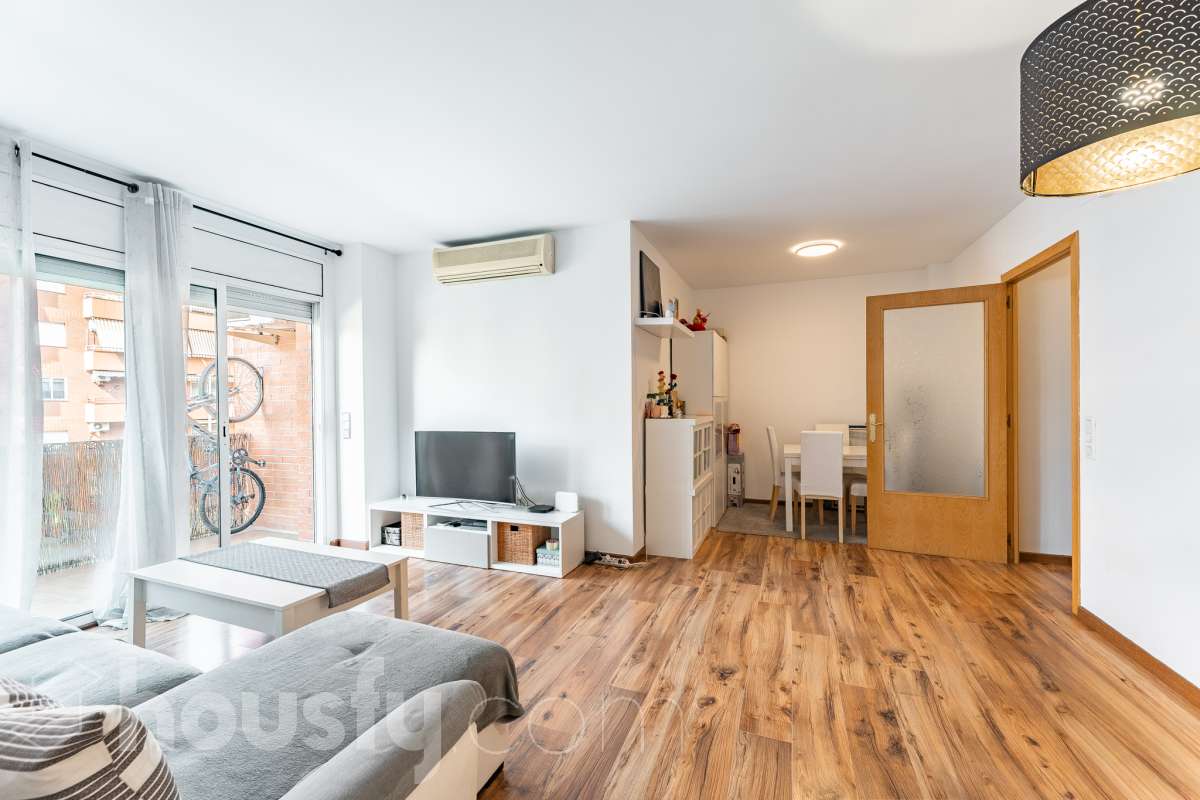 Piso en venta en Carrer de Latorre, La Creu de Barberà - Avinguda - Eixample, Sabadell-0
